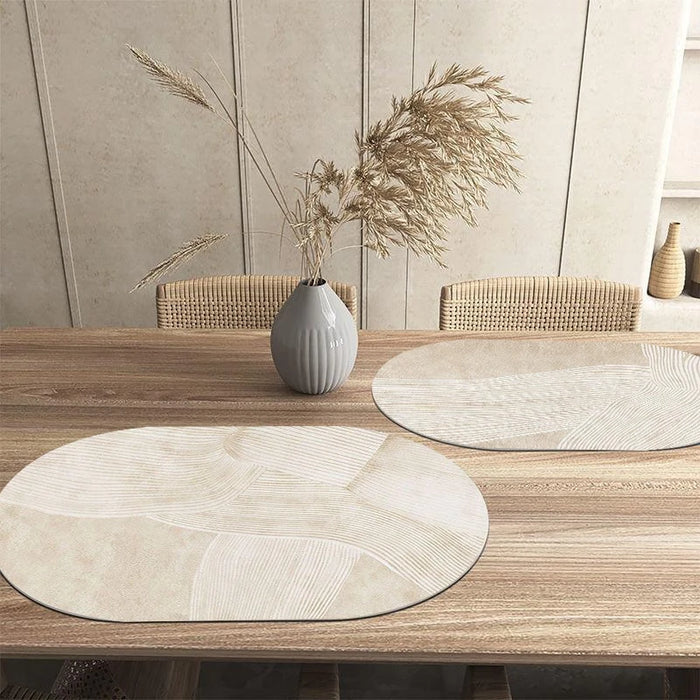 Napperon ovale en simili cuir noir sur une table à manger