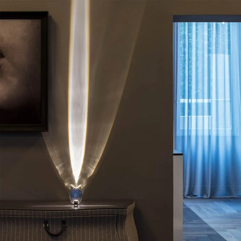 Détail de la finition chrome poli de la lampe de chevet
