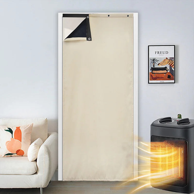 Rideau isolant thermique beige pour porte, installé dans un salon moderne avec canapé blanc et coussin design. Parfait pour économiser l'énergie en maintenant la chaleur intérieure, idéal pour une isolation efficace en hiver ou en été.