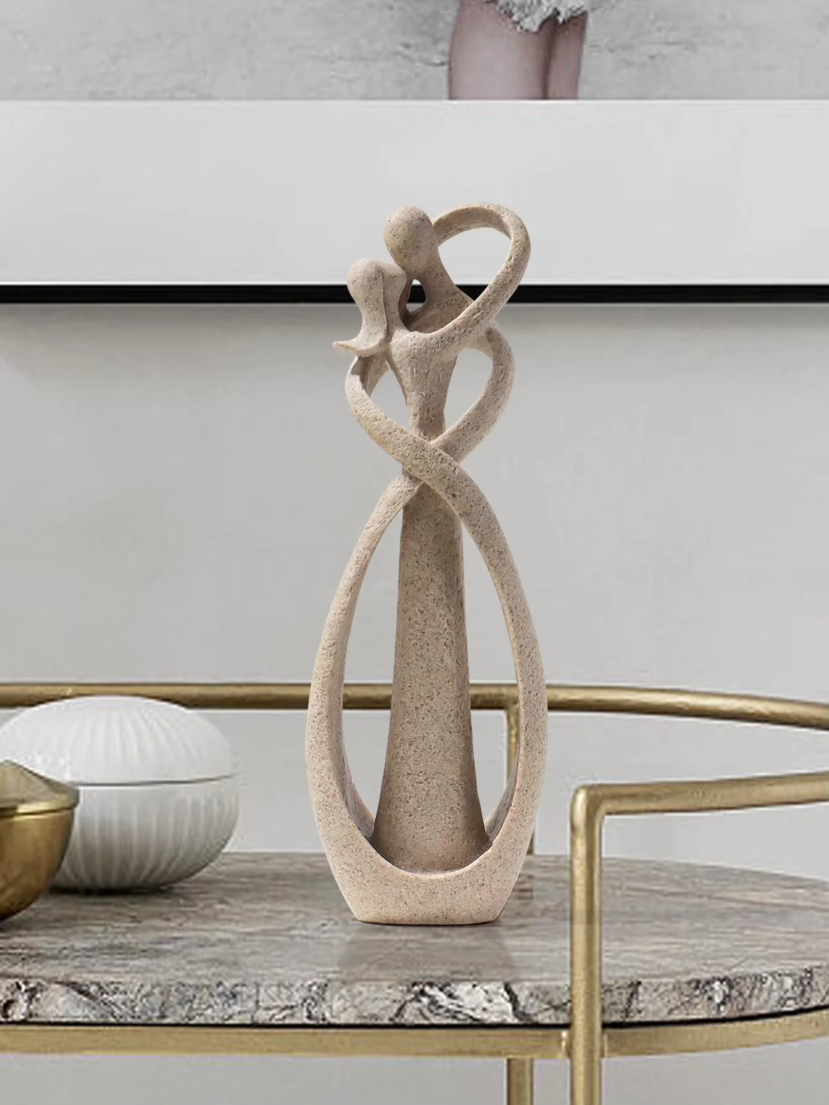 sculpture abstraite moderne couple étreinte résine beige noir gris texture granuleuse salon chambre coucher