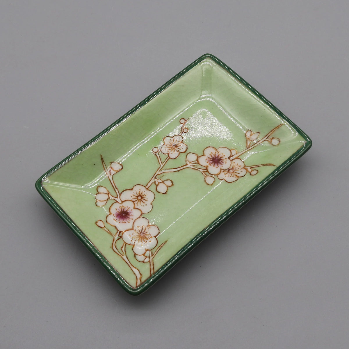 assiettes décoratives artisanales fleurs oiseaux motifs floraux couleurs vertes blanches opaques