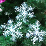 Décoration de Noël avec flocons de neige en plastique