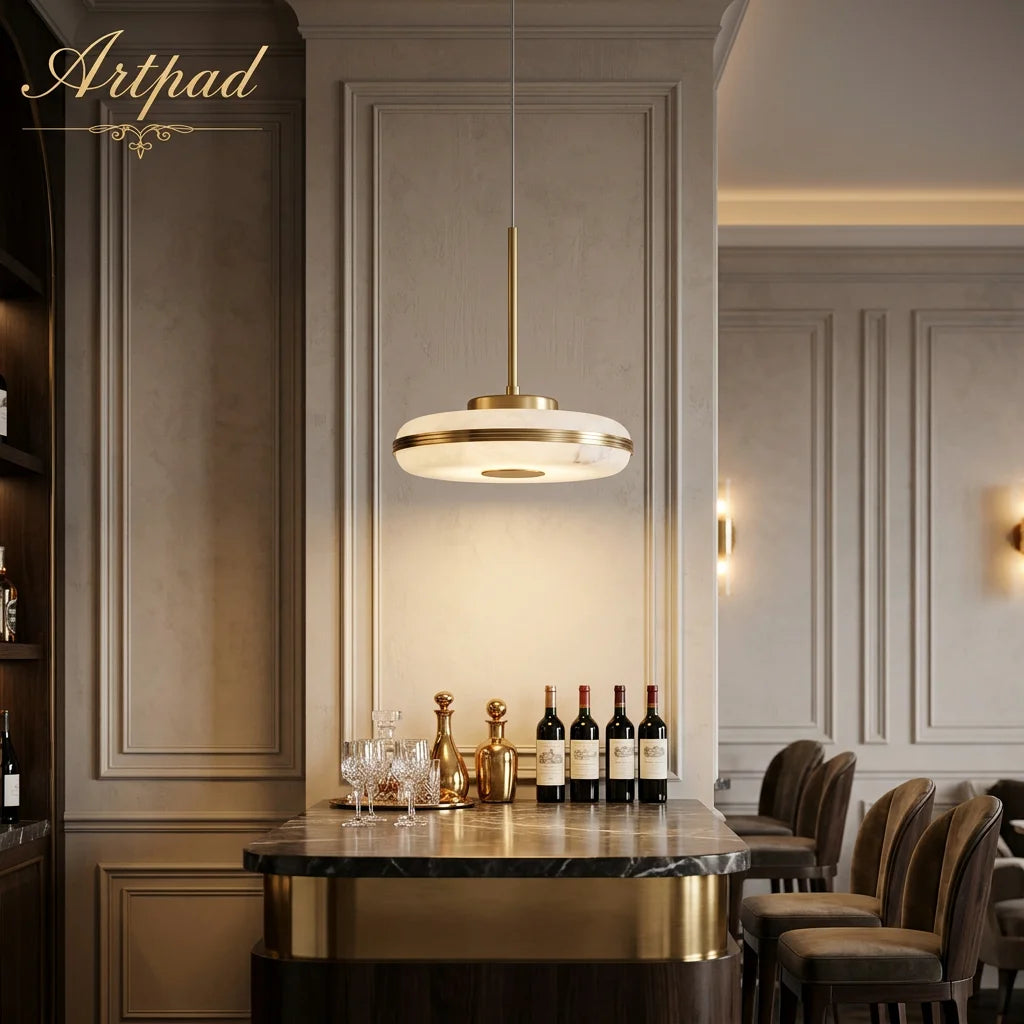 suspension lumineuse moderne marbre doré lumière blanche chaînes métalliques chambre salon restaurant