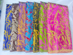 tissu polyester dentelle brocart motifs végétaux brillants couleurs variées bordures dorées soirée événementiel