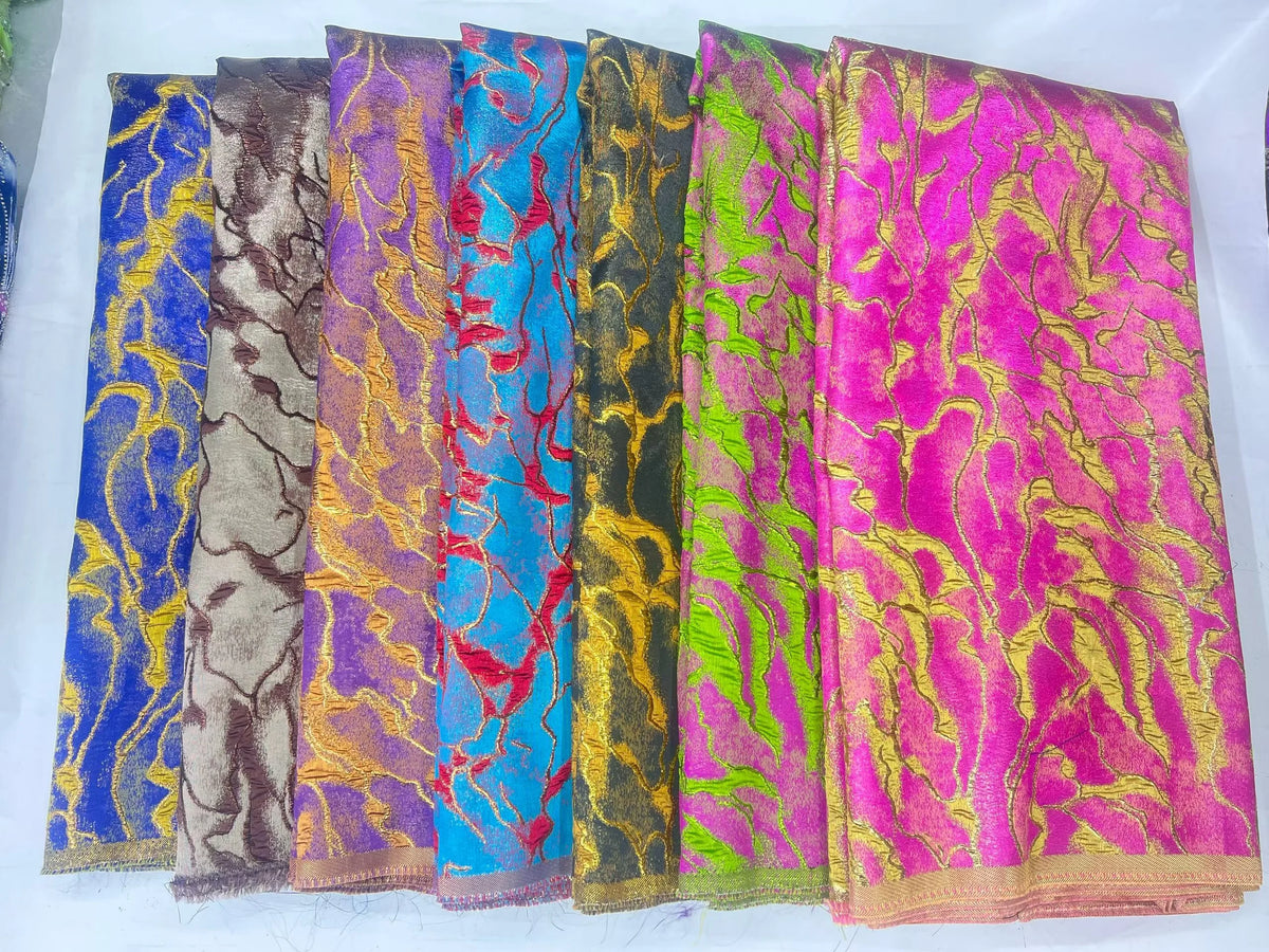 tissu polyester dentelle brocart motifs végétaux brillants couleurs variées bordures dorées soirée événementiel