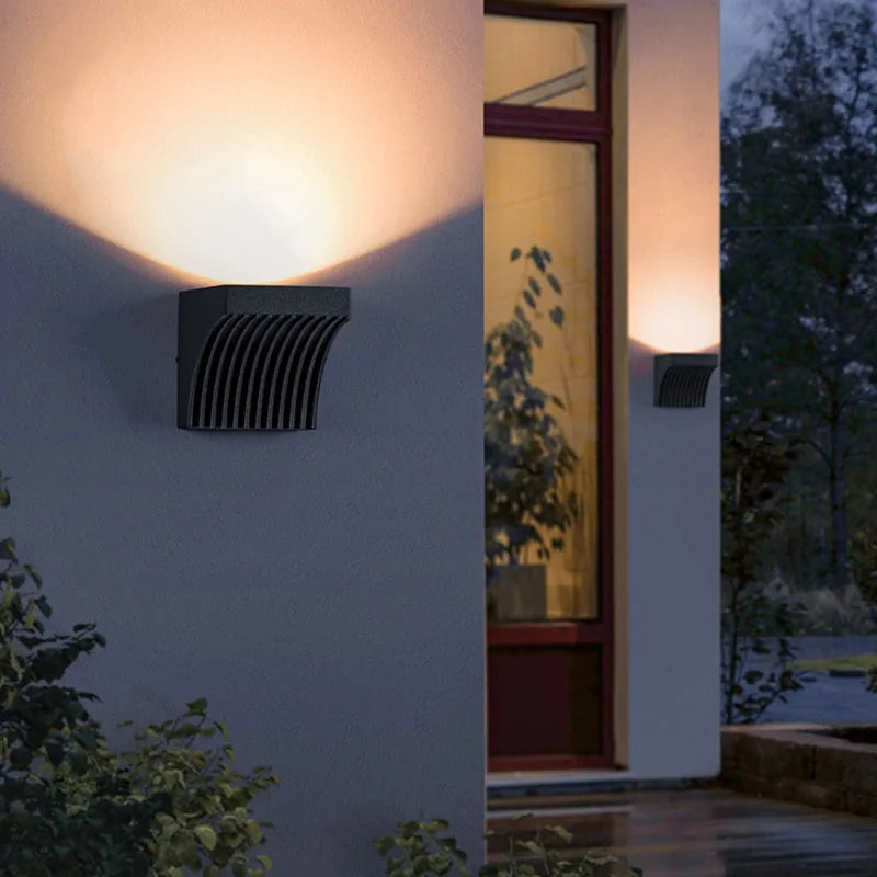 applique murale moderne noir rayures horizontales lumiere jaune orangé led fixations chambre salon