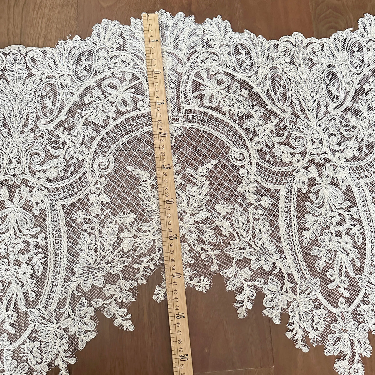 dentelle blanche motifs floraux complexe classique tissu romantique ajouré vintage large élégante sophistication couture
