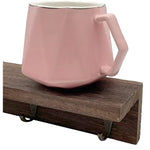 étagère murale rustique porte mugs boîtes vis bois foncé mugs blancs motifs géométriques vintage