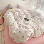 Housse de couette rose étalée montrant sa texture