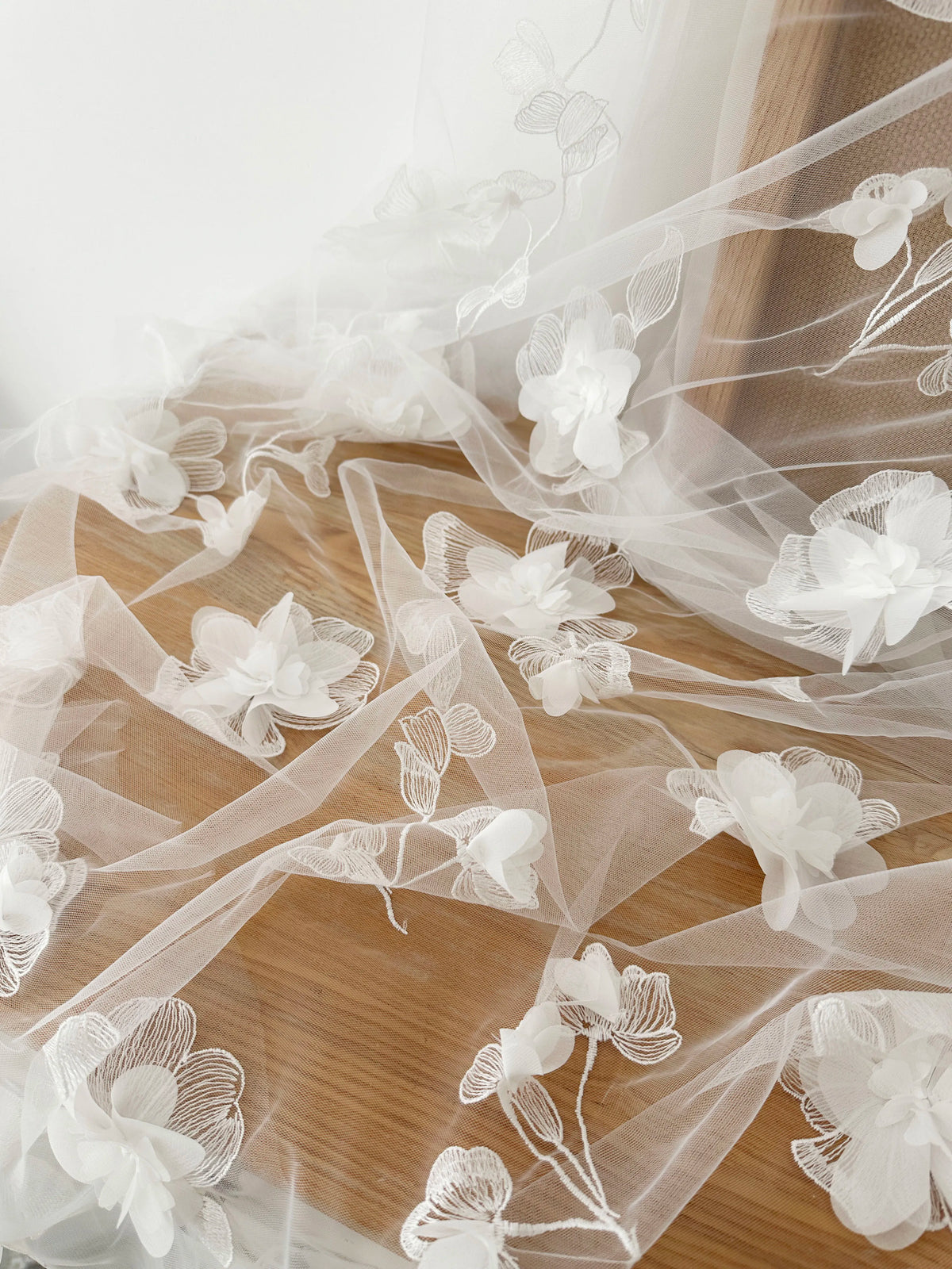voile mariée tissu dentelle brodée fleurs blanches transparente classique romantique tissu acrylique respirant