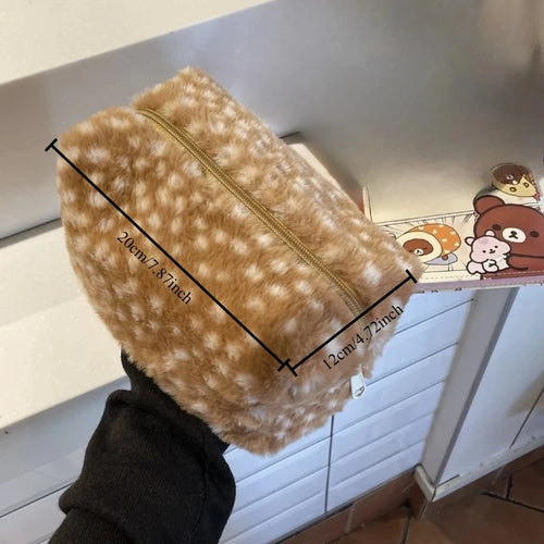 sac cosmétiques marron clair faux fourrure taches blanches fermeture glissière moderne tube crème poudre