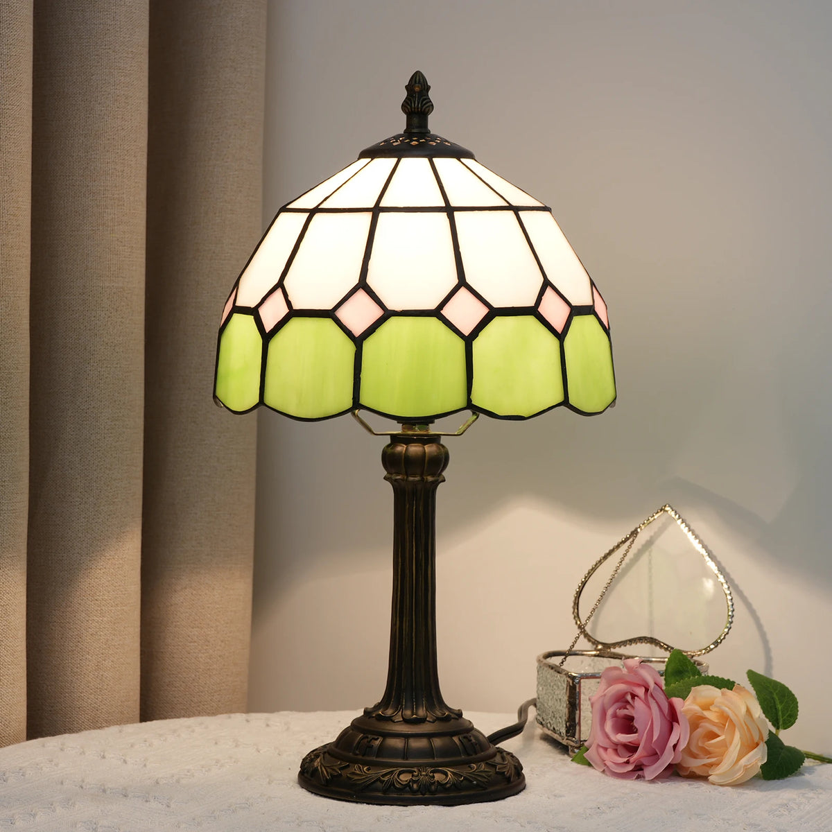lampe table tiffany verre teinté géométrique vert clair blanc rose pâle bronze opacité moderne