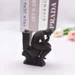 statue humoristique penseur assis toilettes blanc artistique parodie