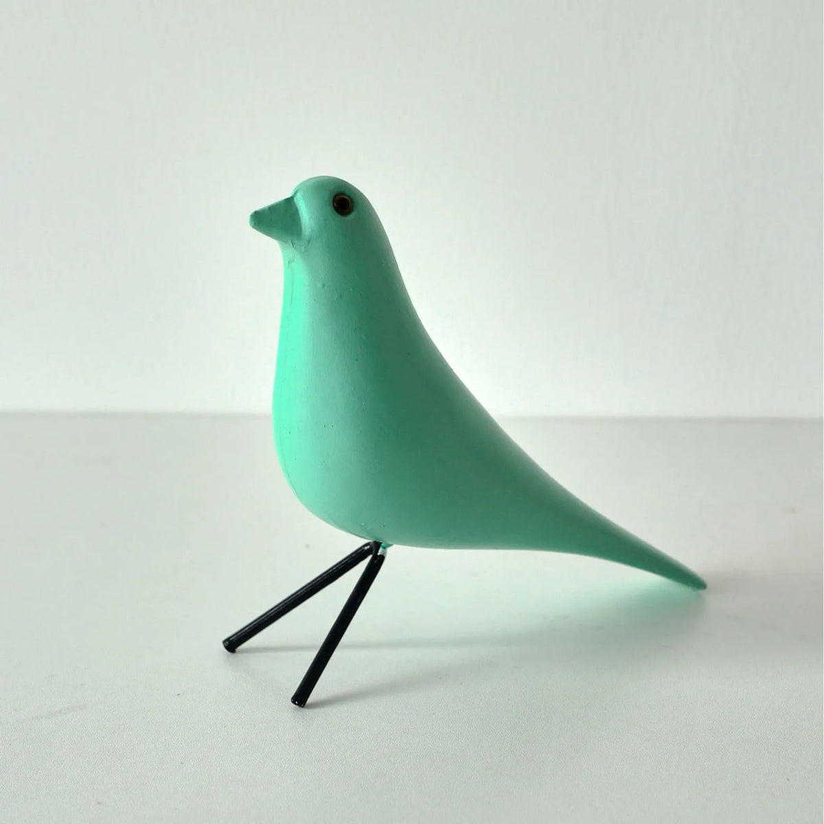 décor oiseau bois peint jaune noir rouge bleu blanc vert pieds métalliques moderne salon