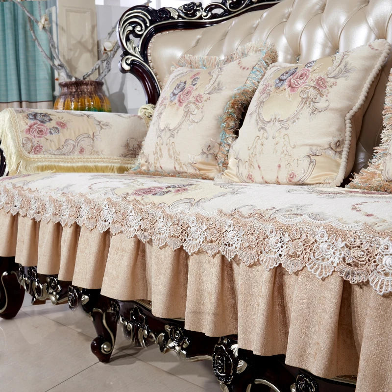 Un canapé victorien luxueux avec des coussins ornés de motifs floraux et une élégante dentelle rehaussant le bas.