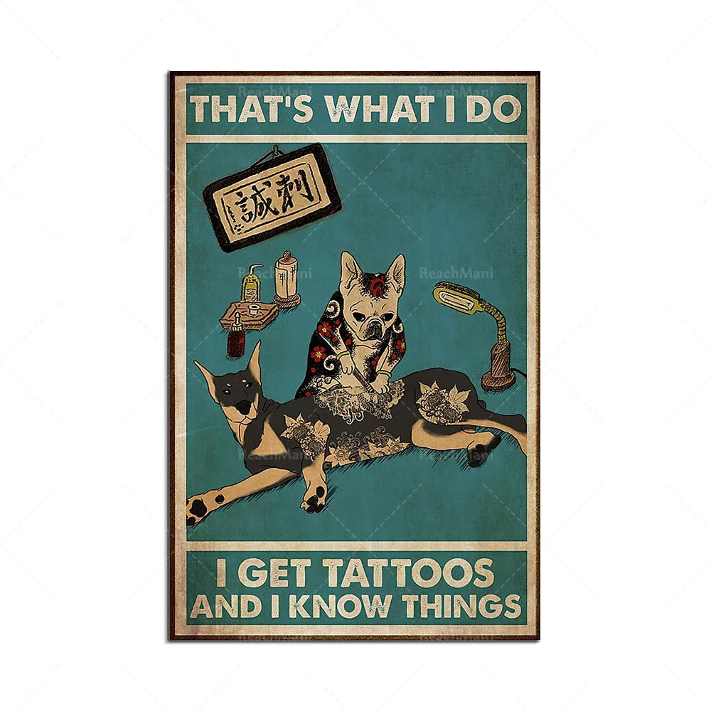 Affiche vintage avec un personnage de chien tatoué et des objets liés aux tatouages, représentant le fait de se faire tatouer et d'acquérir des connaissances.