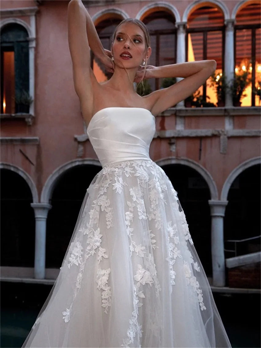 robe mariée blanche bohème sans bretelles dentelle fleurs appliquées longue traîne élégante simple