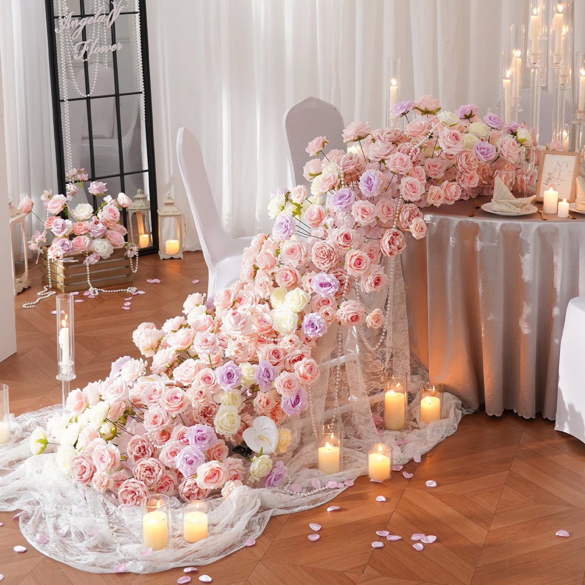 décoration événement mariage cascade fleurs roses feuilles bougies nappes tables romantique élégant champêtre