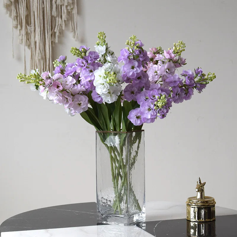 décoration intérieure bouquet hyacinthe violet feuilles vertes mariage anniversaire moderne minimaliste