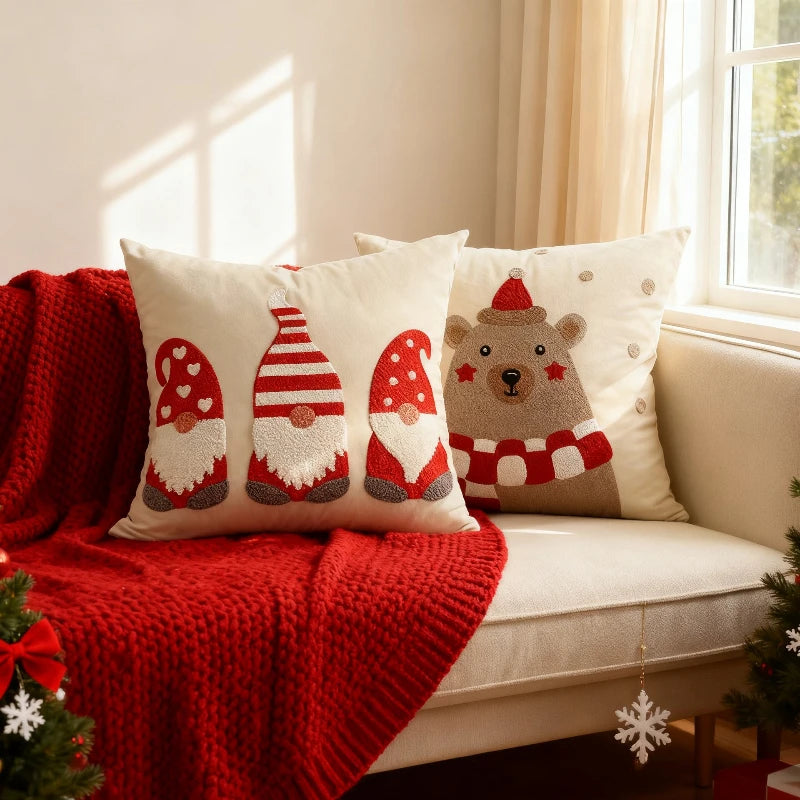 housses coussins noël gnomes flocons brodés texture duveteuse carrées polyester coton pompons festive decoration