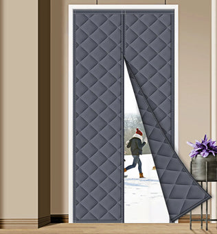 Image représentant un élégant rideau de porte d'accueil, aux motifs délicats, suspendu à une porte d'entrée en bois massif. Ce rideau, aux teintes neutres et apaisantes, ajoute une touche de sophistication et de confort à l'entrée de la maison. Parfait pour ceux qui cherchent à améliorer l'esthétique de leur porte d'accueil et à créer une atmosphère chaleureuse et accueillante.
