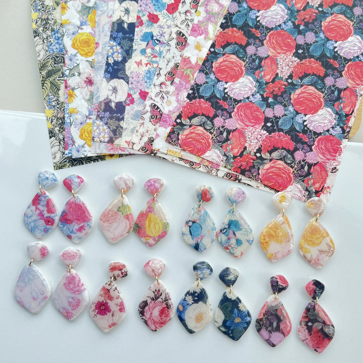 boucles d'oreilles multicolores fleurs papillons moderne fixations bijoux colorées