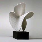 sculpture abstraite moderne résine blanche doré rouge beige rayures texturées décoration intérieure festive anniversaire