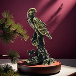 statue aigle or plumes détaillées rocher texturé décoration maison asiatique