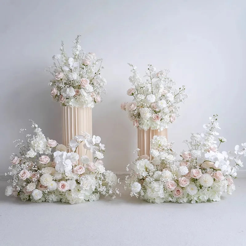décoration mariage arrangement floral blanc roses orchidées intérieur élégant romantique champêtre