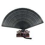 éventails pliants classiques perforations décoratives clips métalliques rubans assortis rouge bleu violet noir traditionnels