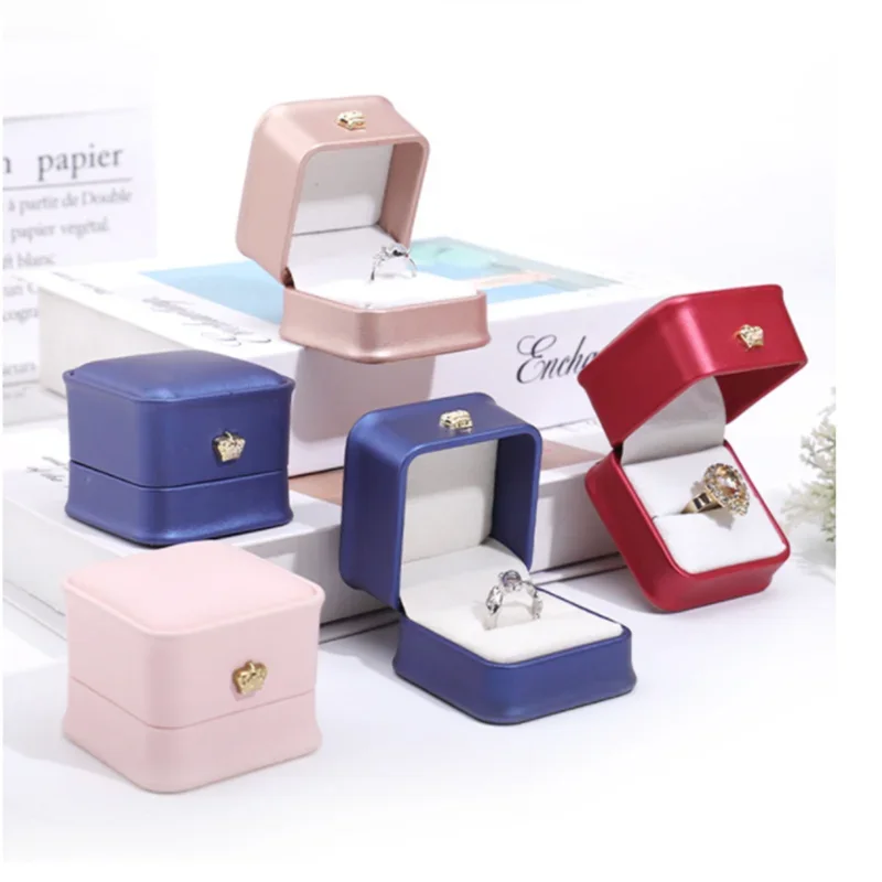 boîtes bijoux velours uni rose rouge bleu marine blanc classiques boutons dorés anneaux