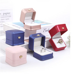 boîtes bijoux velours uni rose rouge bleu marine blanc classiques boutons dorés anneaux