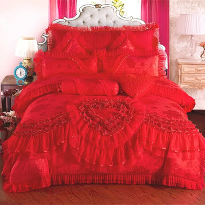 Parure de lit en satin de coton rouge Jacquard avec dentelle en cœur sur un lit