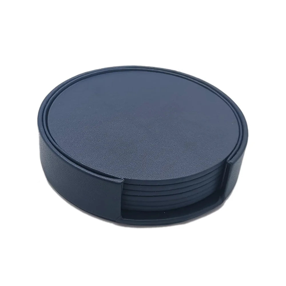 Sous-verres ronds en plastique noir, empilables et réutilisables pour protéger les surfaces des tables.