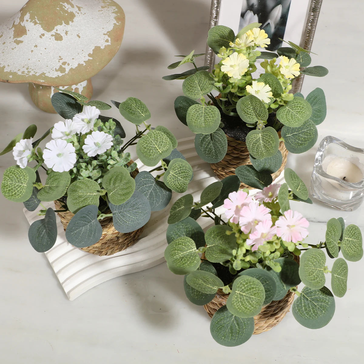 plantes artificielles vertes pot tressé feuilles texturées décoration intérieure rustique blanc marron chambre