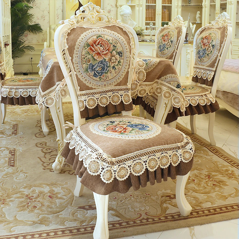 Chaises élégantes et raffinées ornées de dentelle blanche et de bouquets de fleurs, créant une atmosphère chaleureuse et luxueuse dans cette pièce.