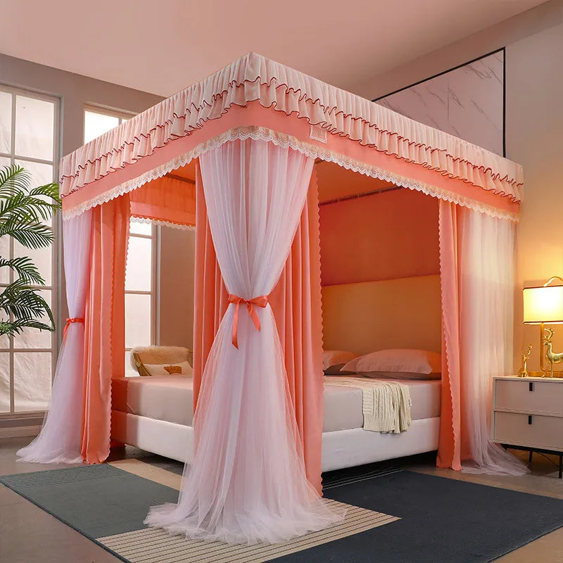 Un lit à baldaquin rose et blanc, encadré de rideaux opaques et ornés de dentelle, créant une atmosphère chaleureuse et élégante dans cette chambre moderne.