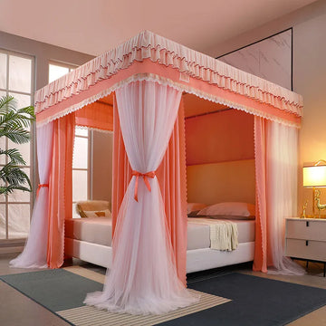 Un lit à baldaquin rose et blanc, encadré de rideaux opaques et ornés de dentelle, créant une atmosphère chaleureuse et élégante dans cette chambre moderne.