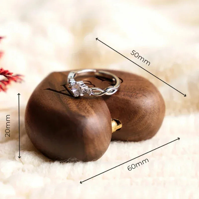 boîte bijoux forme cœur bois gravure classique romantique marron foncé anneaux mariage