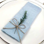 serviette lin bleu clair classique anneau métallique ruban coton fleur herbe séchée table mariage