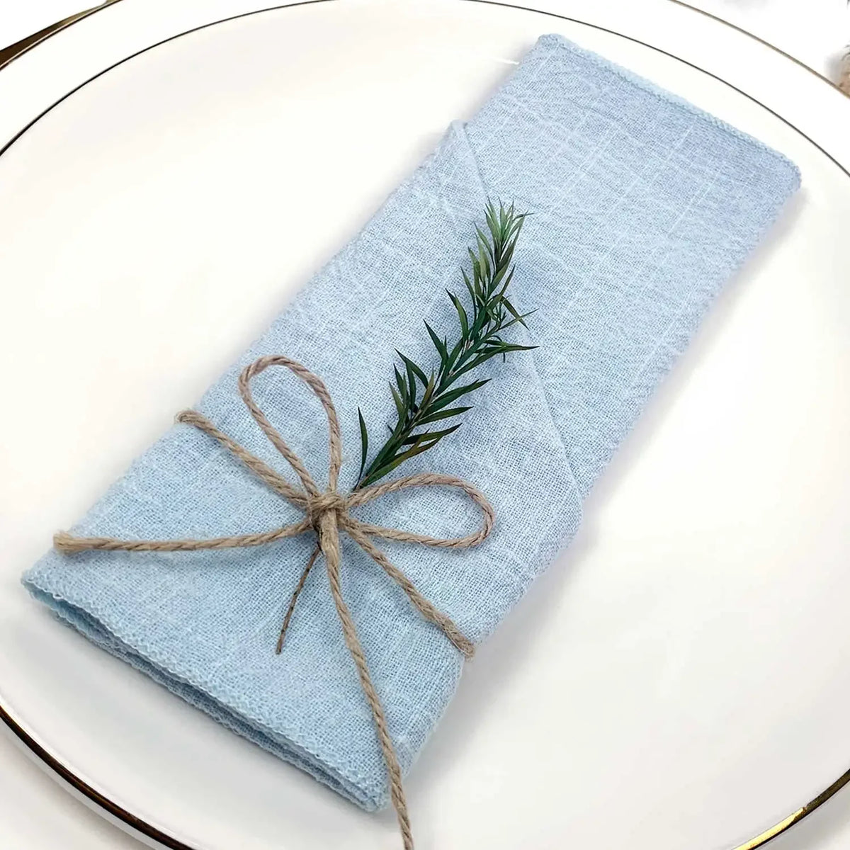 serviette lin bleu clair classique anneau métallique ruban coton fleur herbe séchée table mariage