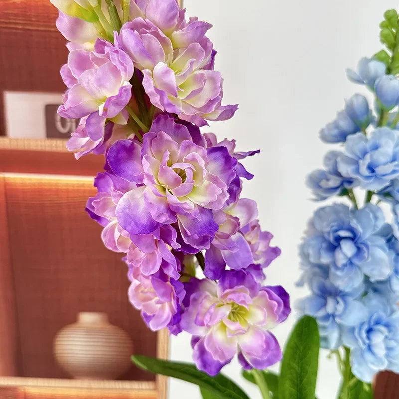 décoration intérieure moderne fleurs artificielles violet bleu feuilles vertes minimaliste anniversaire mariage
