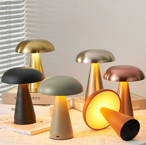 Lampe champignon doré éclairage chaud sur table de chevet