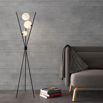 Lampadaire minimaliste dans chambre à coucher
