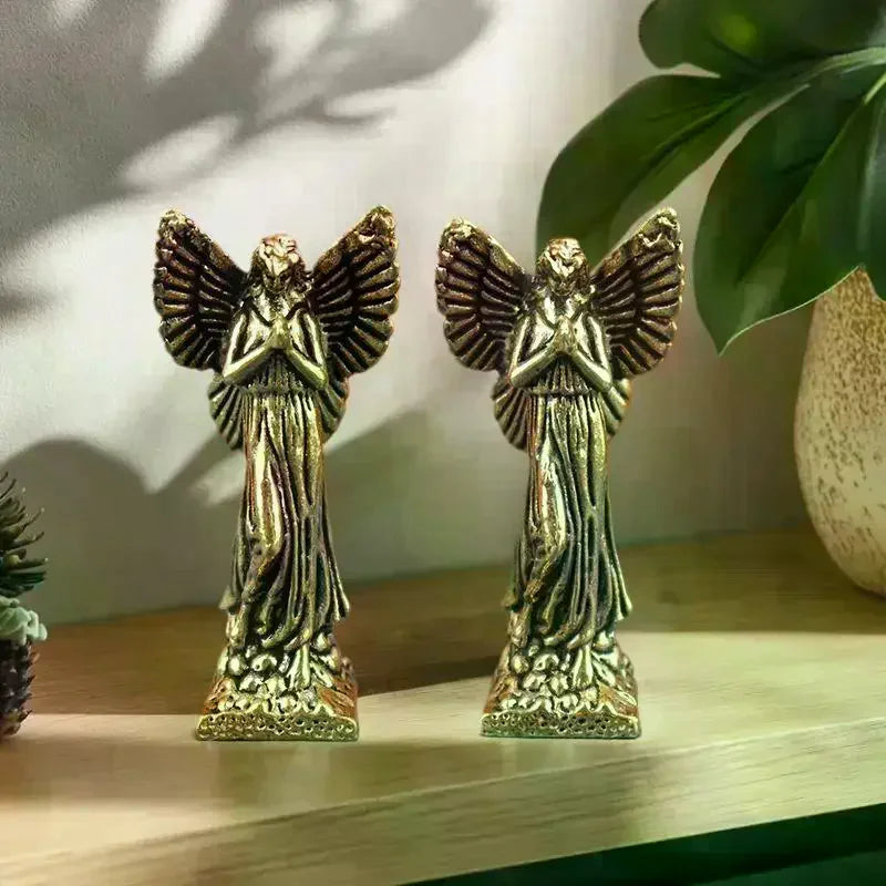 statues d'anges dorées sculptées détaillées ailes religieuses decoratives intérieur
