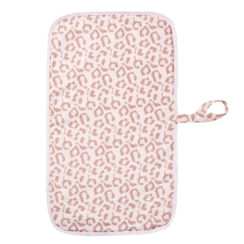 tapis langer bébé doux moderne imprimé léopard ours marron points noirs vert pastel roseclair