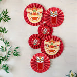 décoration murale mariage anniversaire fête rouge lion floral nuages papier fan rubans ballons dorés