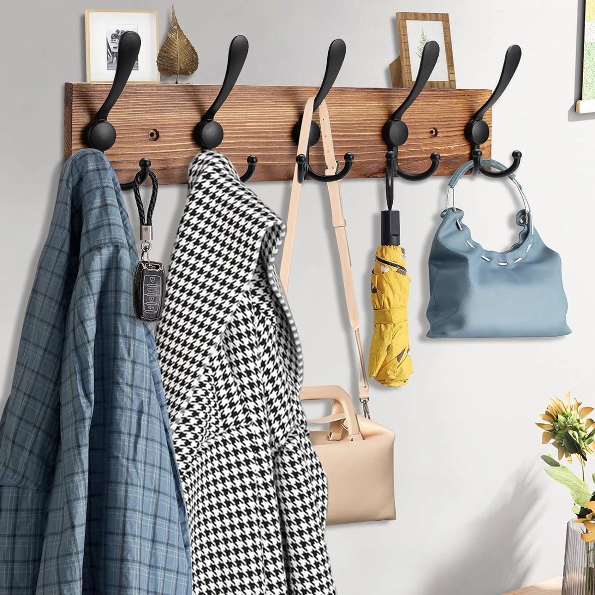 porte sacs vêtements mural bois brun clair noir crochets vis moderne fonctionnel