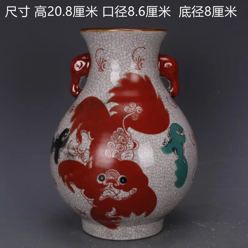 Vase ornemental en céramique émaillée avec motifs colorés de carpes koi et autres créatures aquatiques.