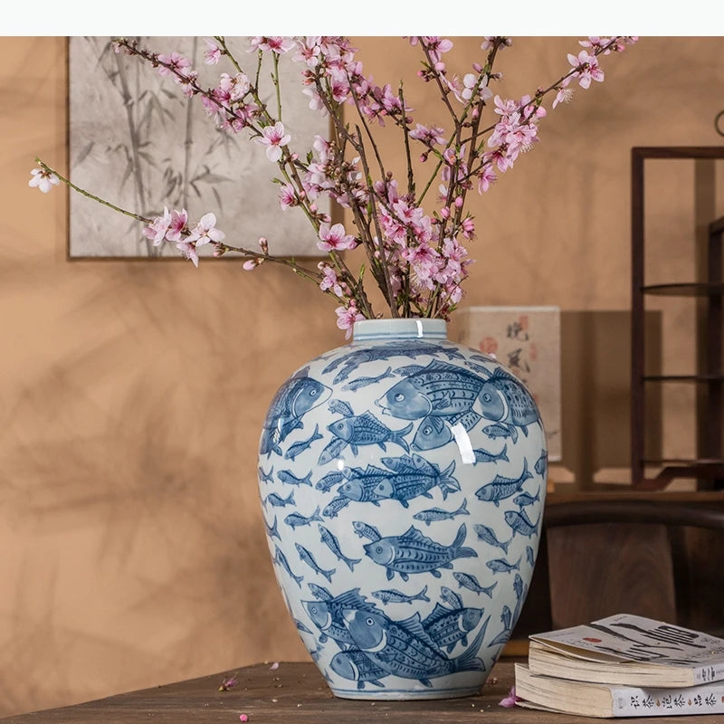 vase céramique poissons bleus blancs décoration asiatique traditionnelle brillance lisse fleurs livres tableau oiseaux